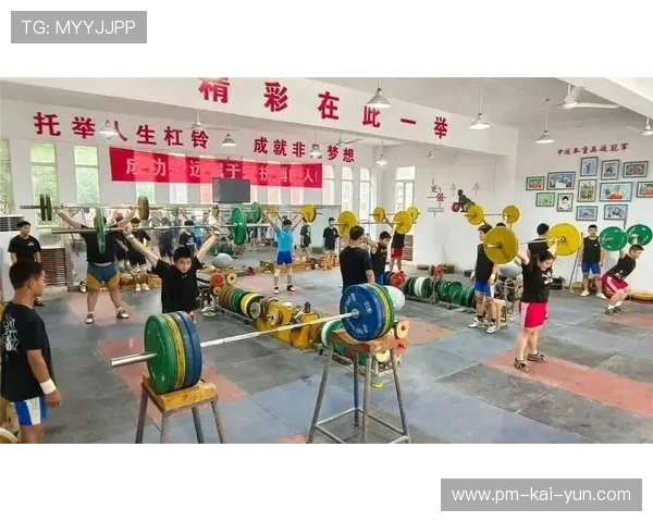 举重训练中心开放日吸引家长参观,青训热度持续上升 举重训练中心开放日吸引家长参观,青训热度持续上升